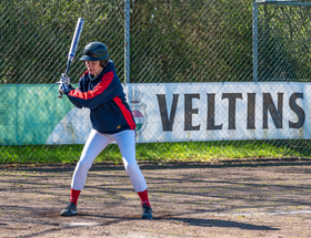 Softbal dames 1 Double Stars slaan